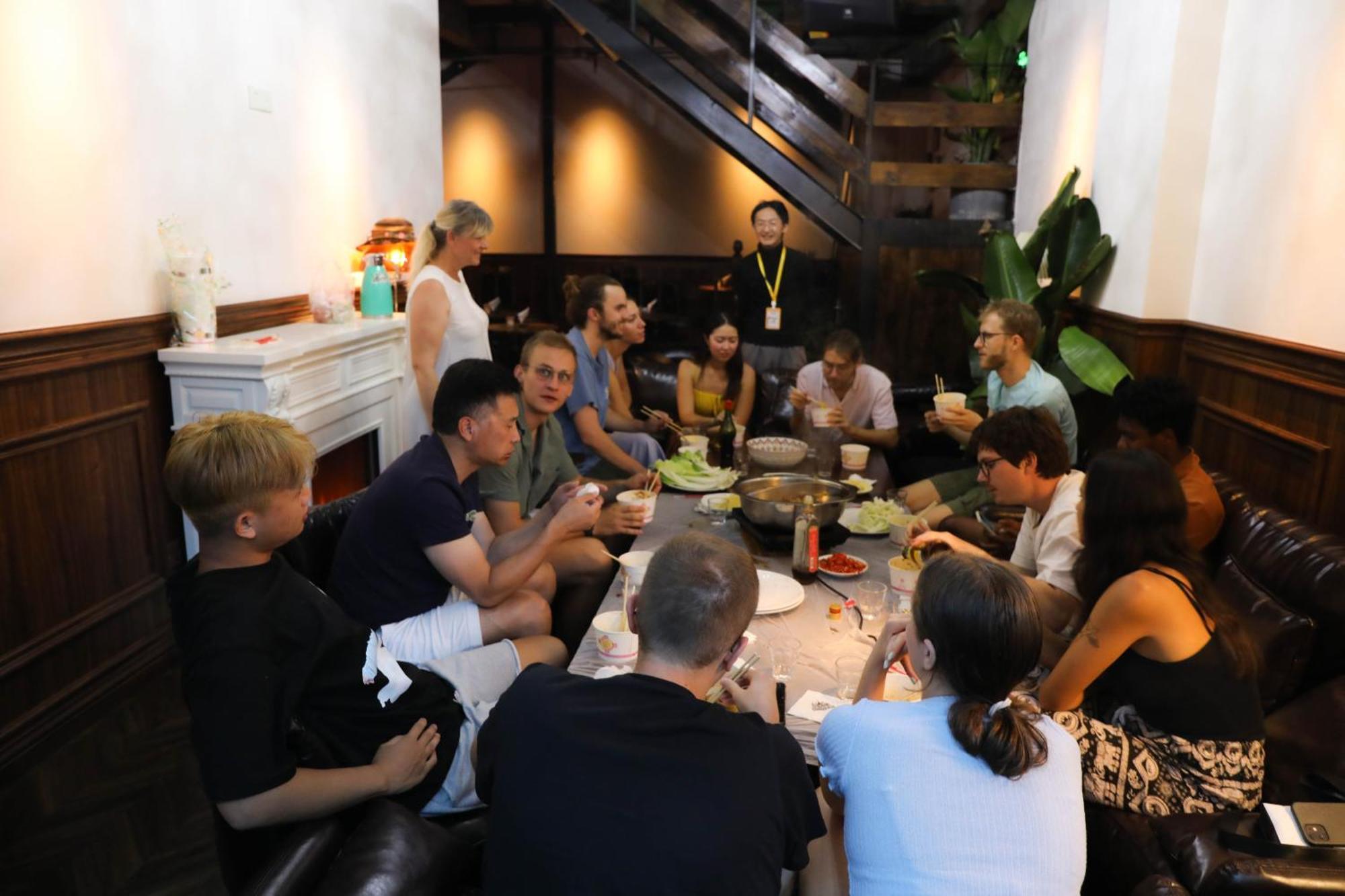 Sonderia Lazybones Hostel- Wenshu Temple Side, Chill Hostel With All-Day Brunch, Travel Agency In English & Local Bar Vibes 成都 エクステリア 写真