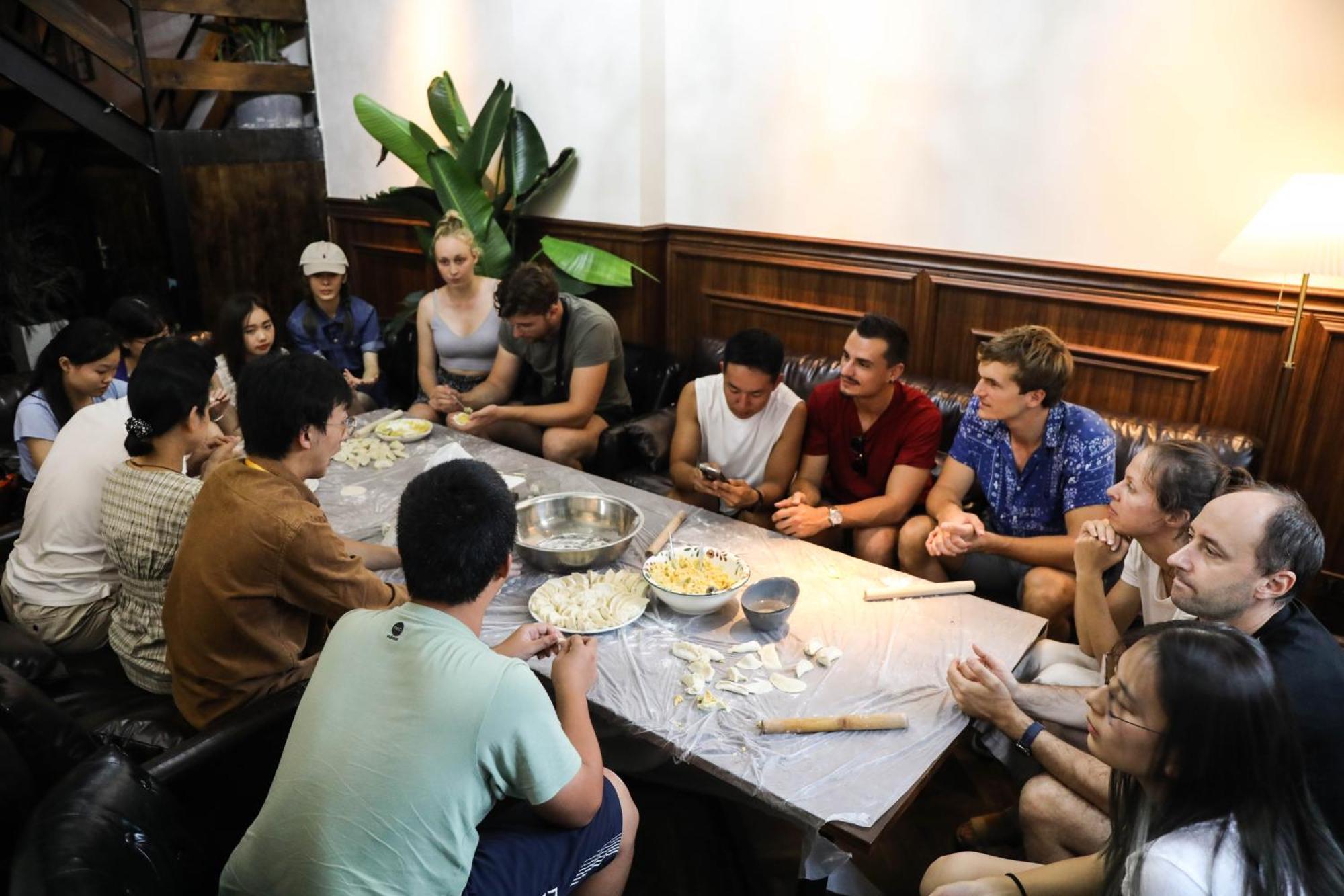 Sonderia Lazybones Hostel- Wenshu Temple Side, Chill Hostel With All-Day Brunch, Travel Agency In English & Local Bar Vibes 成都 エクステリア 写真
