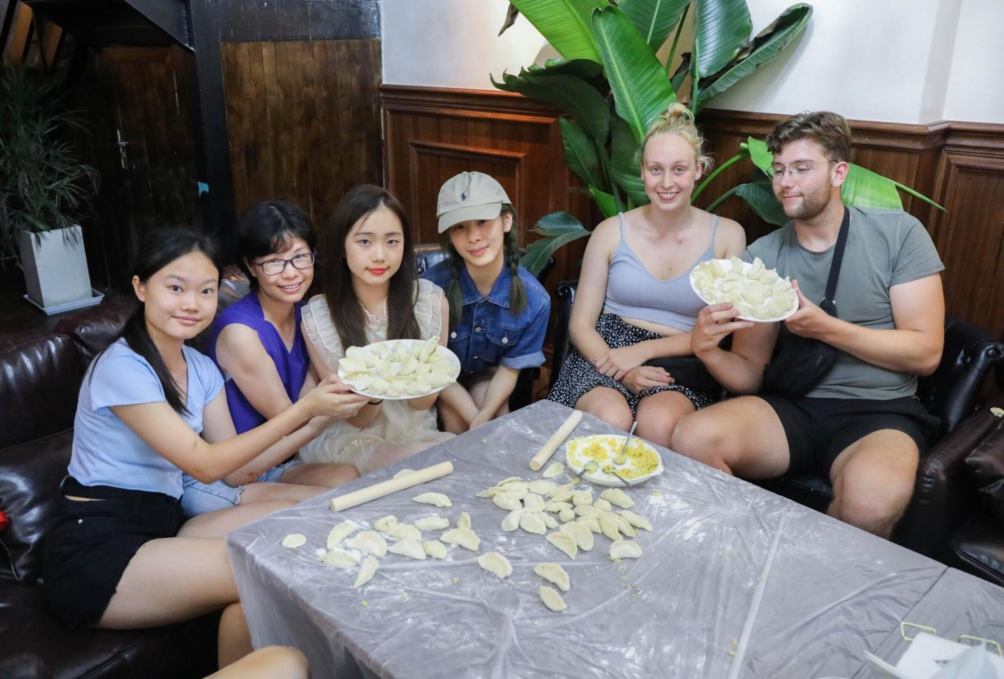 Sonderia Lazybones Hostel- Wenshu Temple Side, Chill Hostel With All-Day Brunch, Travel Agency In English & Local Bar Vibes 成都 エクステリア 写真