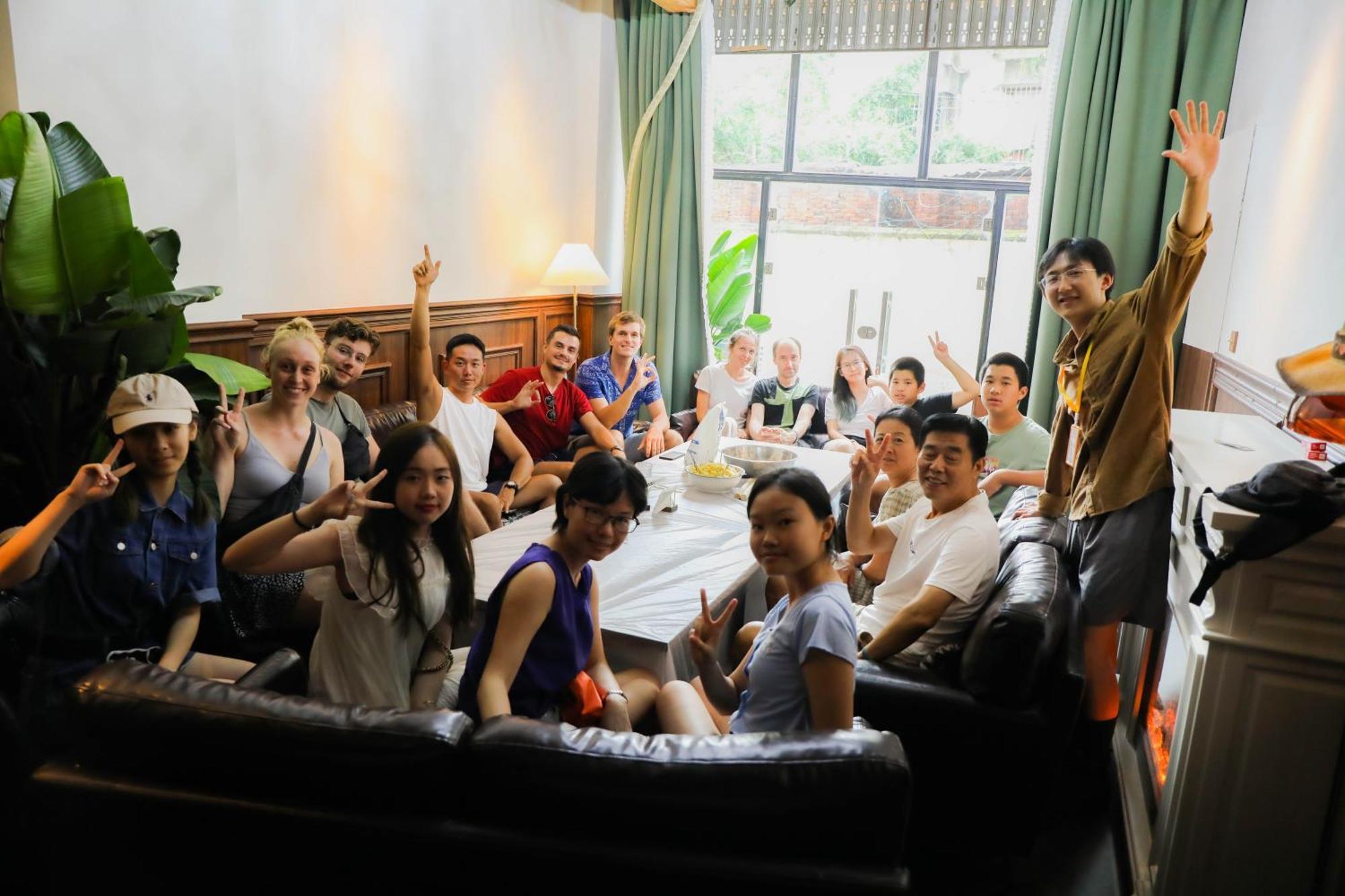 Sonderia Lazybones Hostel- Wenshu Temple Side, Chill Hostel With All-Day Brunch, Travel Agency In English & Local Bar Vibes 成都 エクステリア 写真