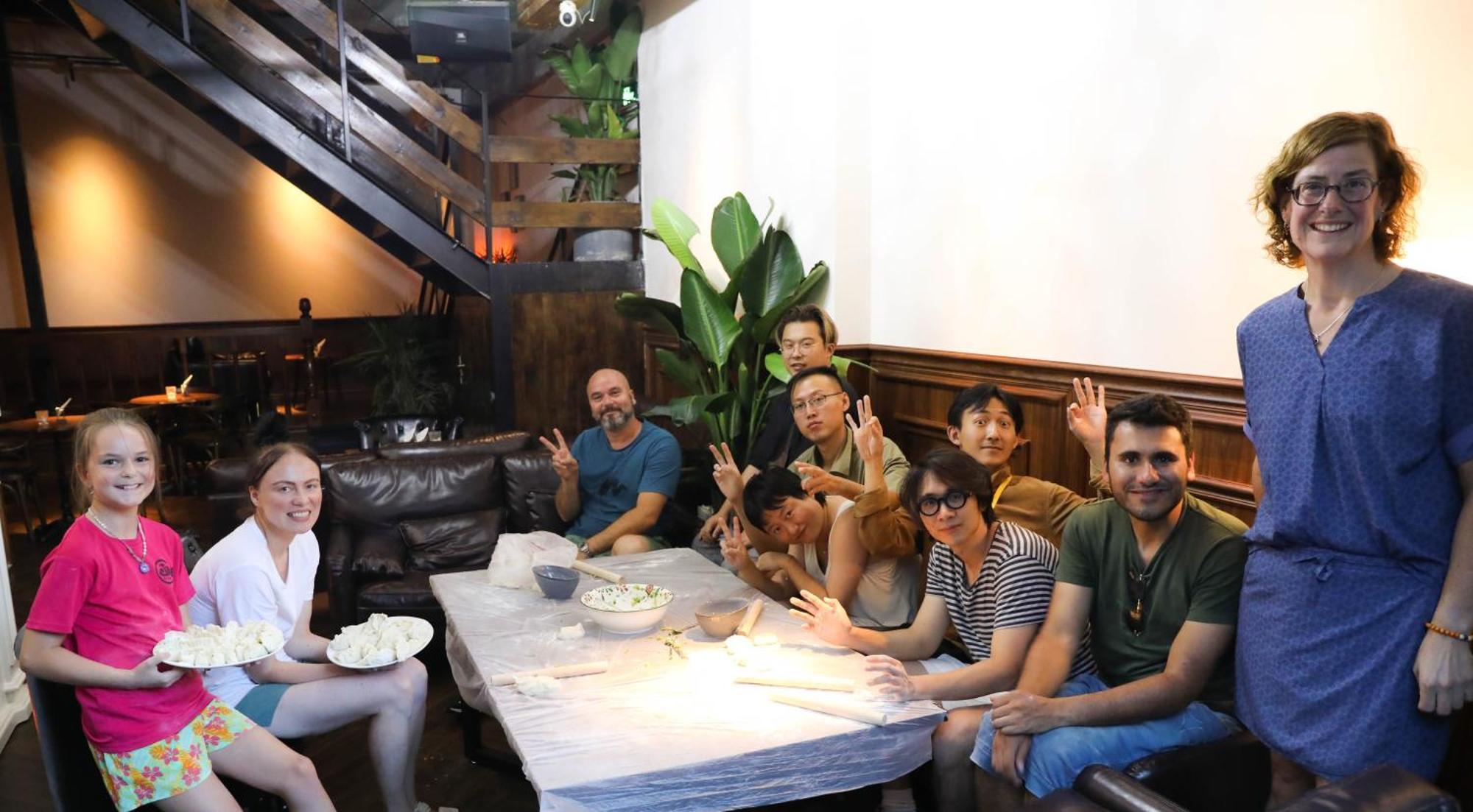 Sonderia Lazybones Hostel- Wenshu Temple Side, Chill Hostel With All-Day Brunch, Travel Agency In English & Local Bar Vibes 成都 エクステリア 写真