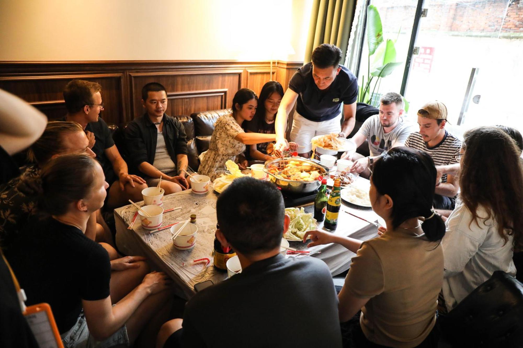 Sonderia Lazybones Hostel- Wenshu Temple Side, Chill Hostel With All-Day Brunch, Travel Agency In English & Local Bar Vibes 成都 エクステリア 写真