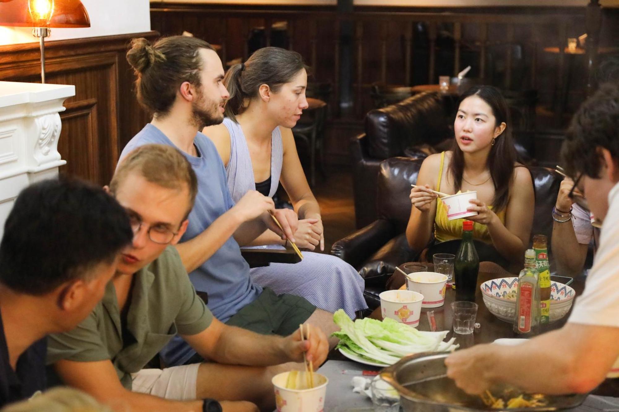 Sonderia Lazybones Hostel- Wenshu Temple Side, Chill Hostel With All-Day Brunch, Travel Agency In English & Local Bar Vibes 成都 エクステリア 写真